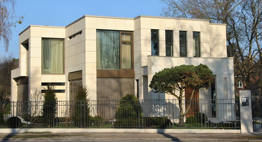 Villa in Berlin-Zehlendorf, pulverbeschichtete Mauerabdeckung