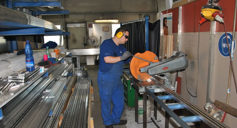 Sägearbeiten an langen Aluminiumprofilen